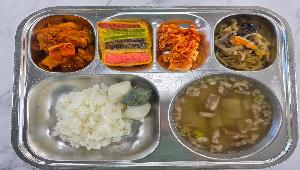 친환경쌀밥 ,쇠고기무국 (16),닭볶음탕* (5.6.13.15),버섯잡채 (5.6.10.13),오색산적 (1.5.6.10.16),배추김치 (9),송편 
 ,