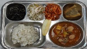 찰현미밥 ,부대찌개 (1.2.5.6.9.10.12.13.15.16),숙주맛살무침 (1.5.6.8),무생채 (13),김자반멸치볶음 (5),가자미구이 (5.6),도내산사과 
 ,